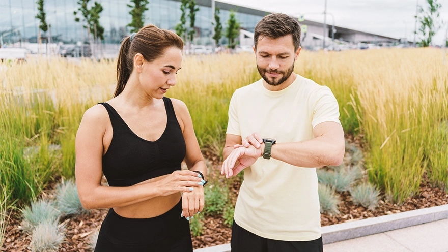 wearables smartwatch sport mann frau