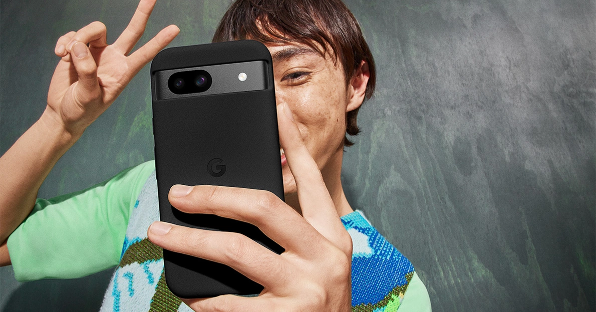 Person hält Google Pixel 8a in Kamera