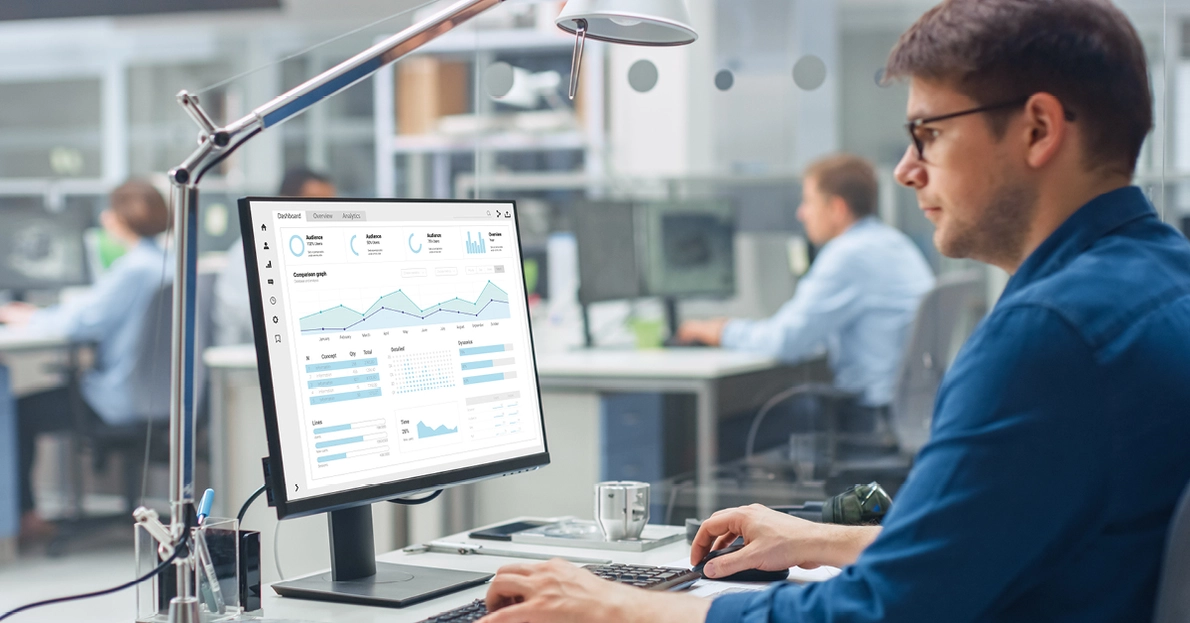 Mann nutzt SaaS Software am Arbeitsplatz