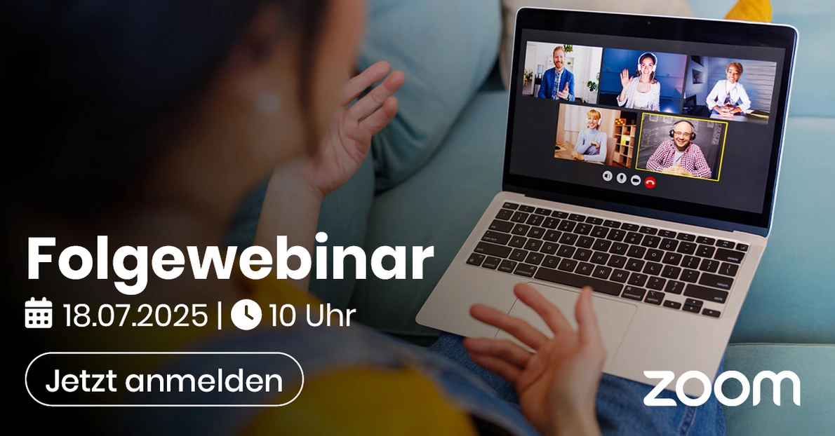 Frau nutzt Zoom für ein Meeting auf dem Sofa