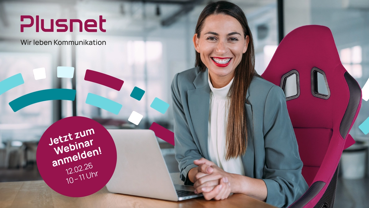 Plusnet Herstellerwelt bei KOMSA Frau schaut in Kamera und sitzt am Arbeitsplatz