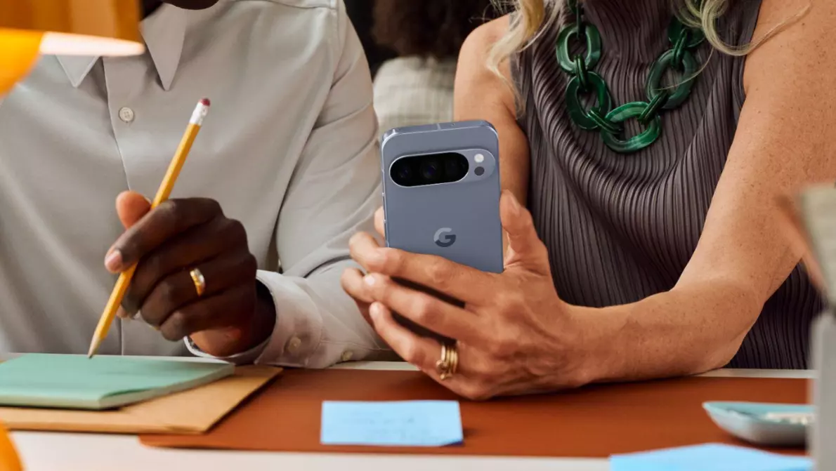 Zusammenarbeit mit Google Pixel 10 Kollegen nutzen Google Pixel Gerät zur Zusammenarbeit während eines Meetings