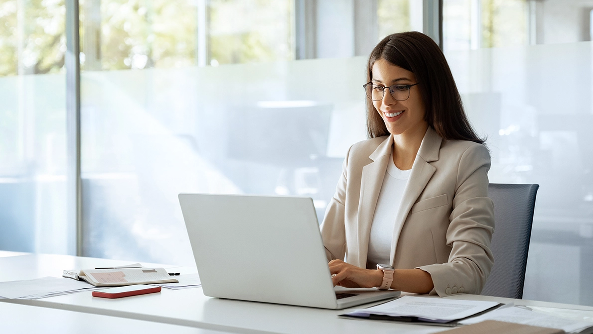 Frau am Laptop in Büro