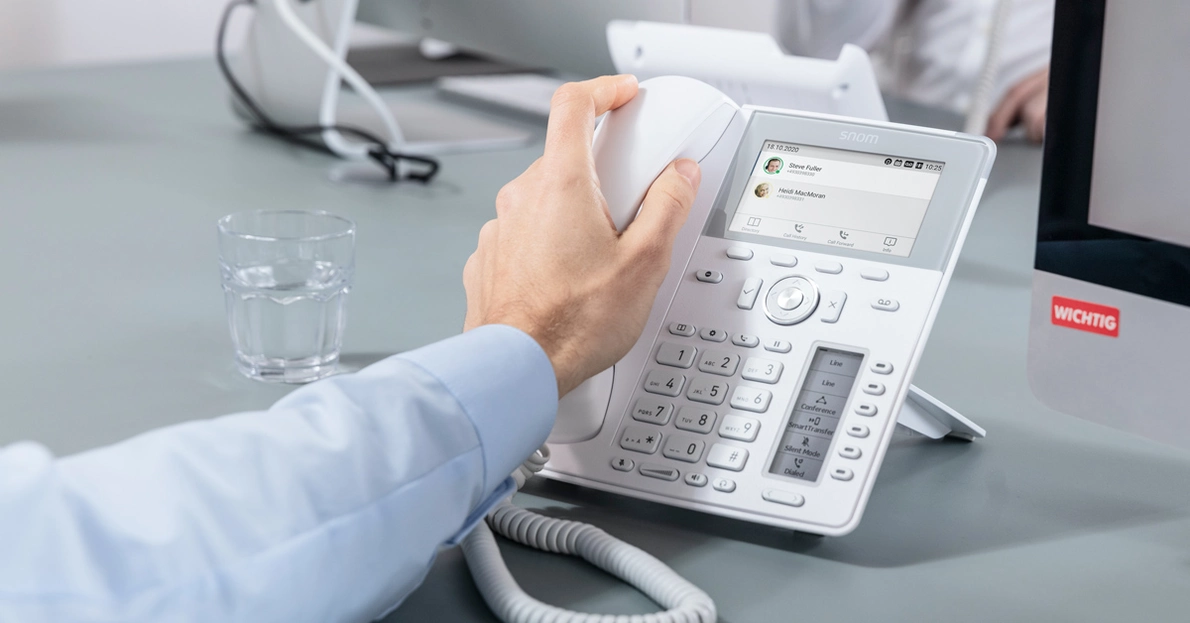 Snom VOIP Telefon im Einsatz am Arbeitsplatz