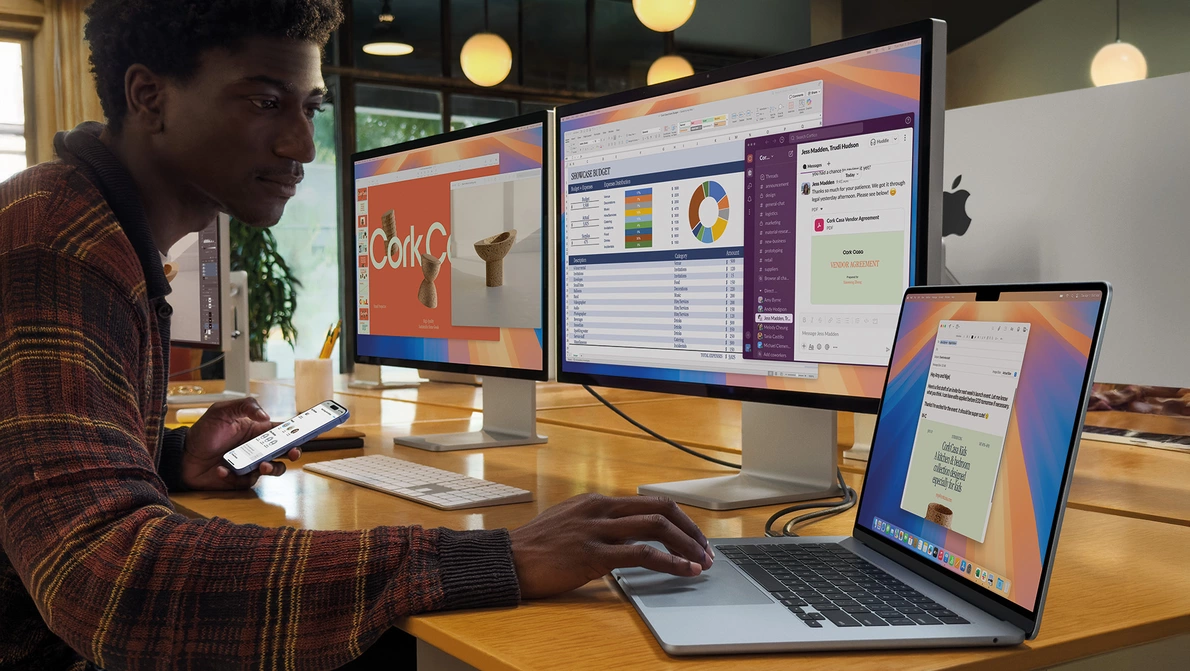 Mac am Arbeitsplatz Mann nutzt Mac mit mehreren Apple Displays am Arbeitsplatz