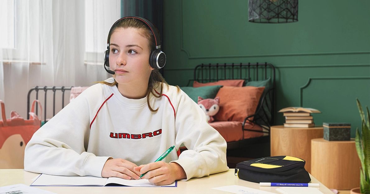 Schülerin im Homeoffice während des Teleunterrichts mit Jabra Headsets