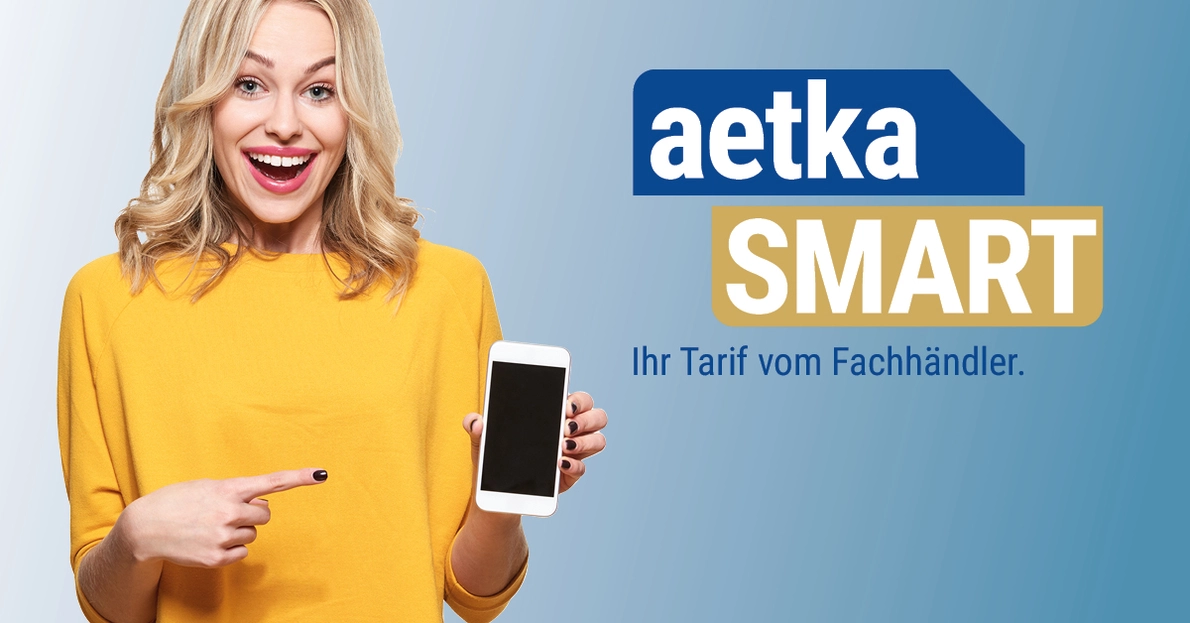 Frau zeigt auf Smartphone aetka smart Logo