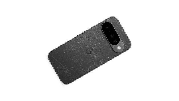 Draufsicht auf zerkratztes Pixel Smartphone