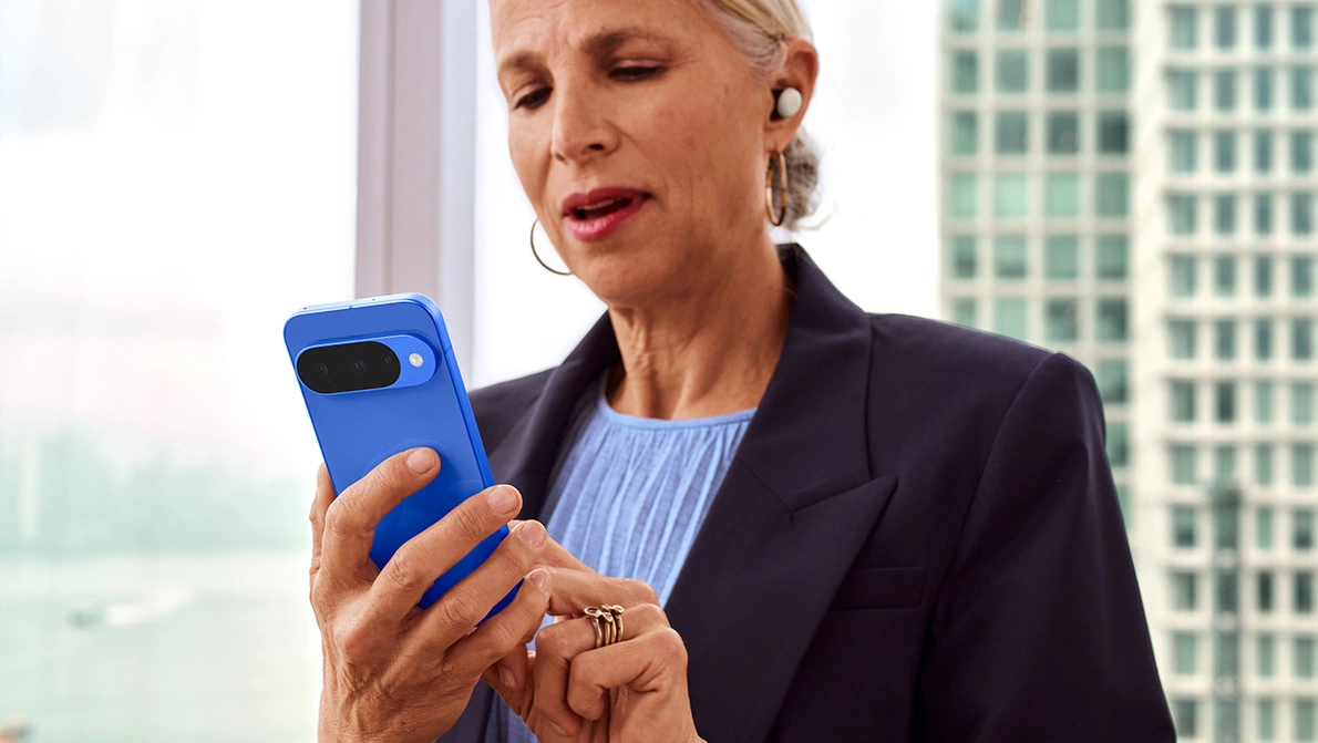 Business Use Case Pixel 10 Frau in Anzug nutzt blaues Smartphone im Büro