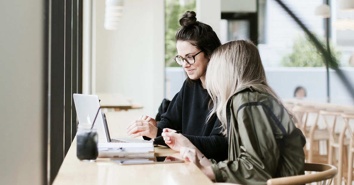 Frauen arbeiten zusammen am Notebook