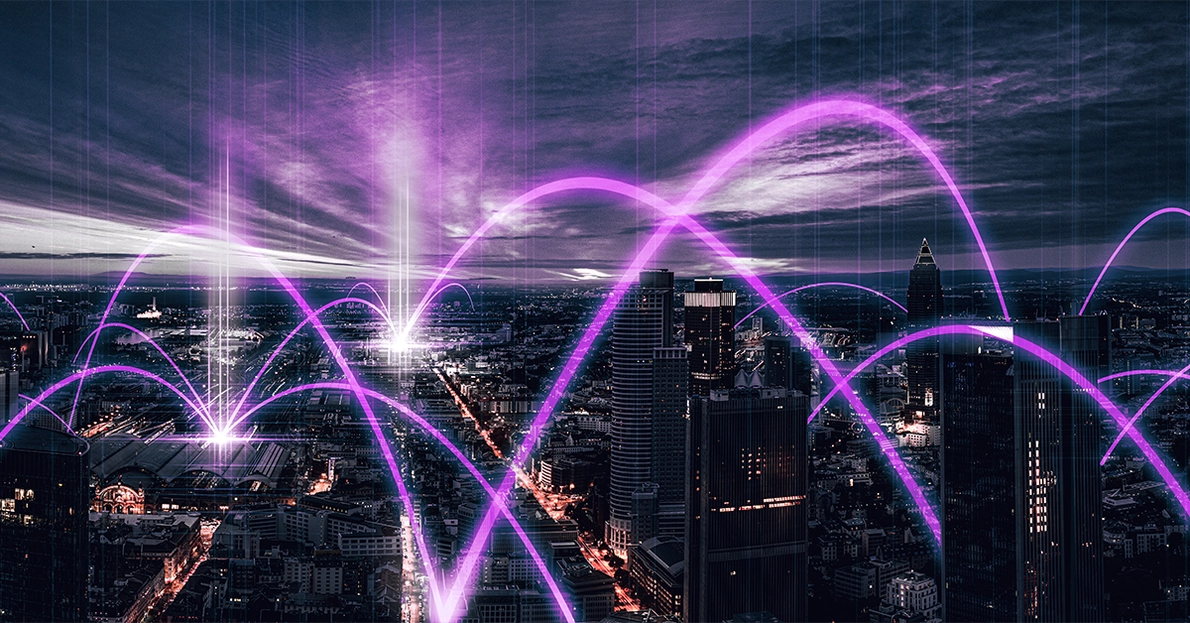 Eine fiktive Großstadtszene: die Hochhäusern sind durch lila Lichtbögen miteinander verbunden.