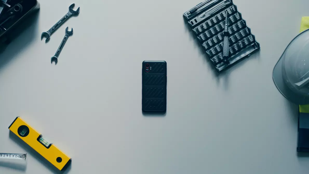 Rugged Devices Use Case Produktionsgewerbe Smartphone auf Tisch umgeben von Werkzeug