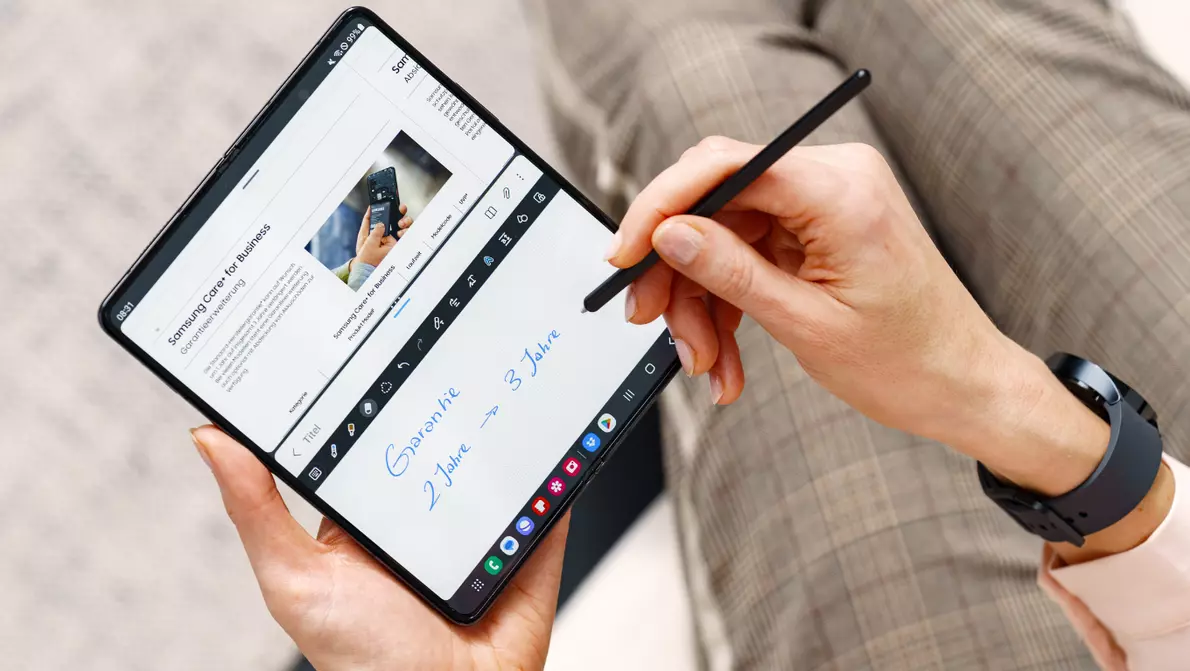 Samsung Care Plus Person schreibt mit S-Pen auf Samsung Fold Smartphone