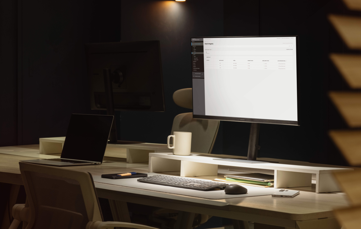 Rund um die Uhr Schutz mit Samsung Knox Leerer Arbeitsplatz bei Nacht wo Monitor noch immer aktiv ist und leuchtet