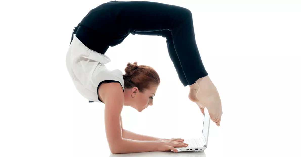 Frau übt Yoga vor Laptop
