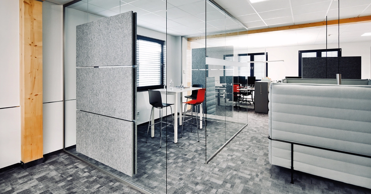 Offene Meetingräume in einem modernen Büro
