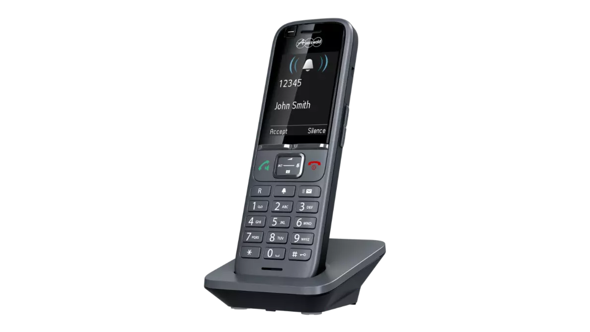 COMfortel M-710 Frontalansicht auf das COMfortel M-710 mit angeschalteten Display