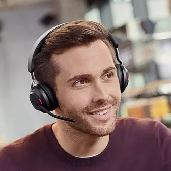Junger Mann mit einem Jabra Evolve2 65 Headsets im Gespräch