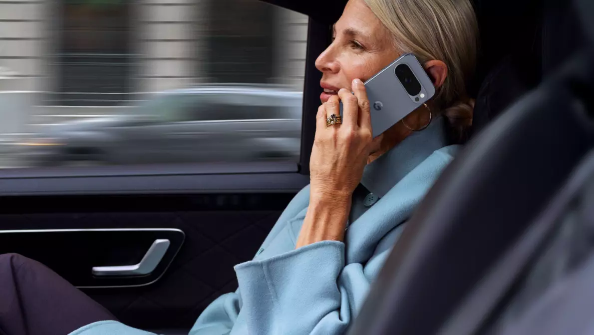 Geschäftsfrau nutzt Google Pixel 10 Gerät auf einer Dienstreise im Auto