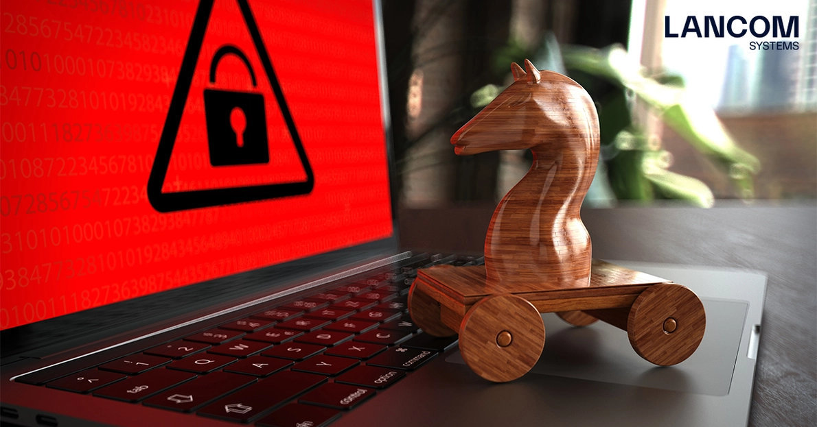 Ein Trojanisches Miniatur-Pferd aus Holz vor einem Laptop