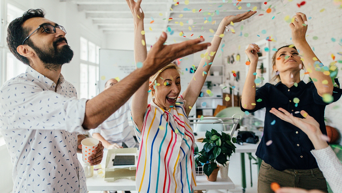 Plusnet Willkommensbonus Zwei Kollegen feiern im Büro