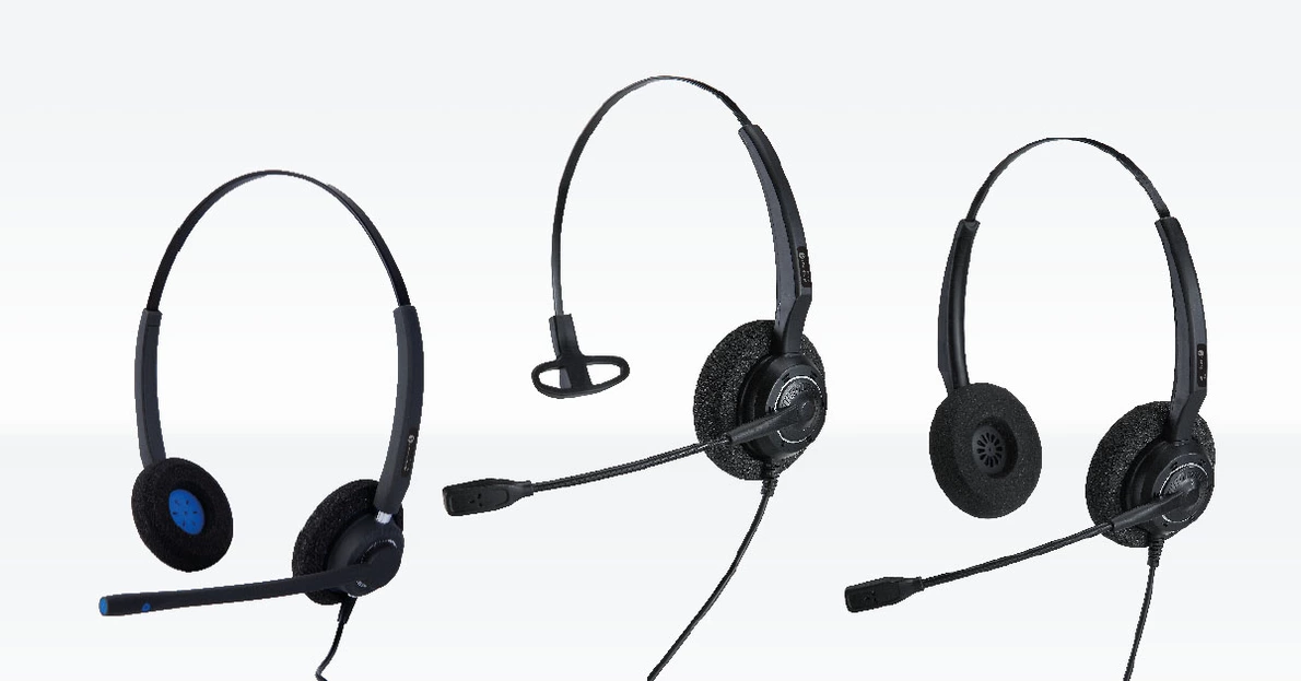 Drei schwarze, kabelgebundene Headsets von Alcatel-Lucent in Reihe
