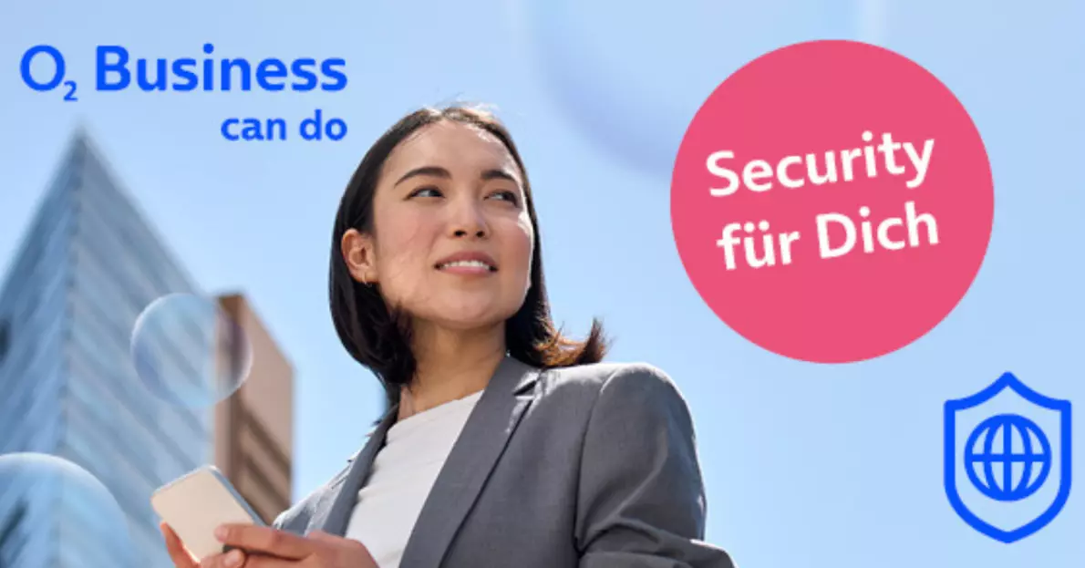 Businessfrau steht im Freien und nutzt Smartphone