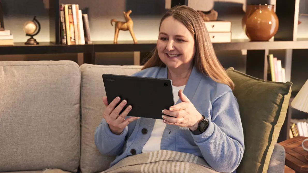 1360x766 frau nutzt smartphone pflegeeinrichtung 1360x766 frau nutzt smartphone pflegeeinrichtung