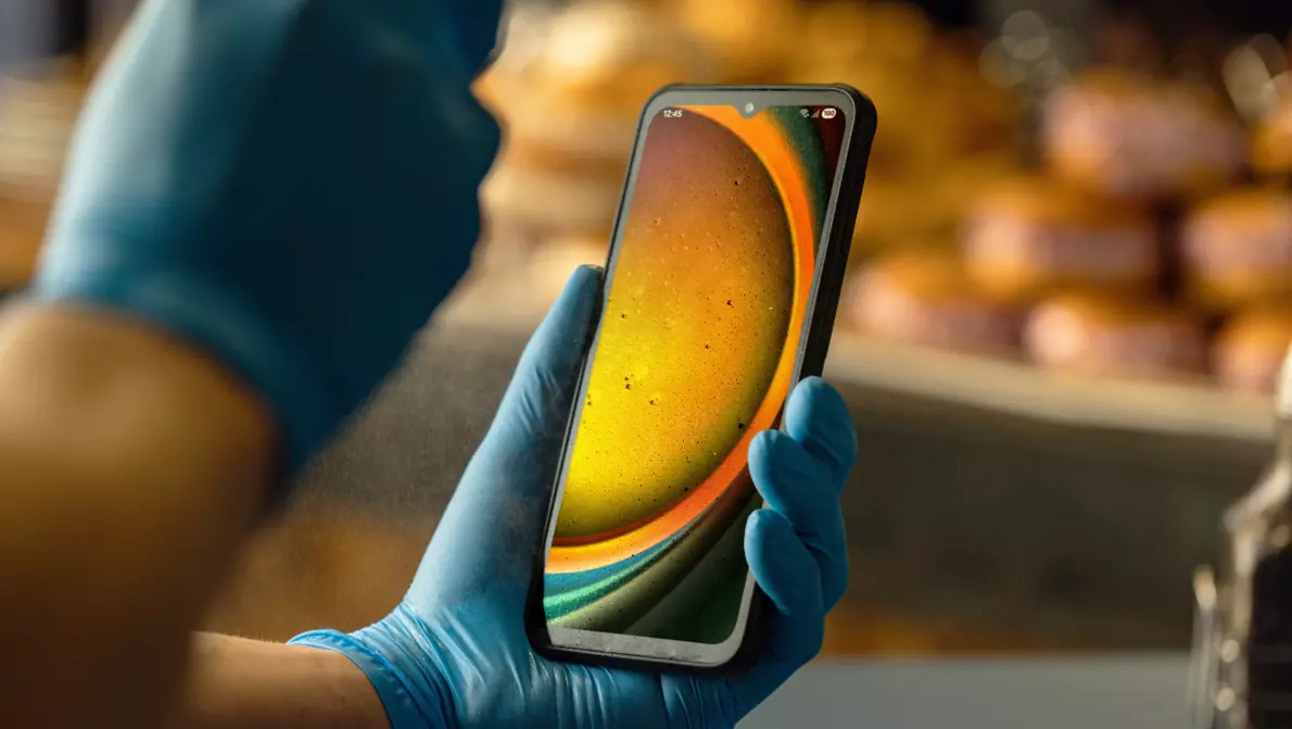 Samsung XCover 7 Pro Mitarbeiter im Gesundheitswesen desinfiziert Smartphone Bildschirm