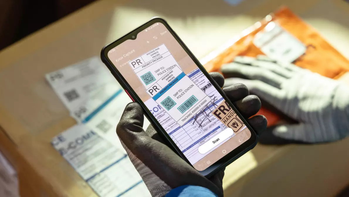Samsung Rugged Devices Lagerarbeiter nutzt Smartphone zum Scannen von Paketen