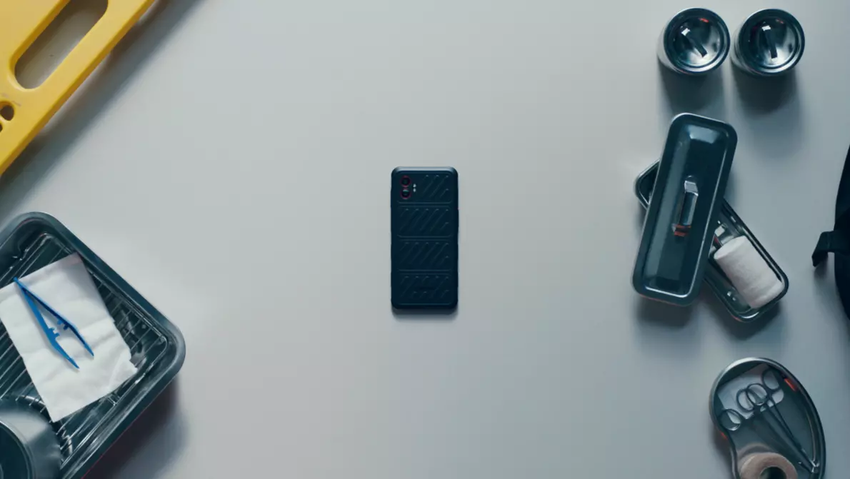 Rugged Devices Use Case Healthcare Smartphone liegt auf Tisch umgeben von medizinischen Utensilien