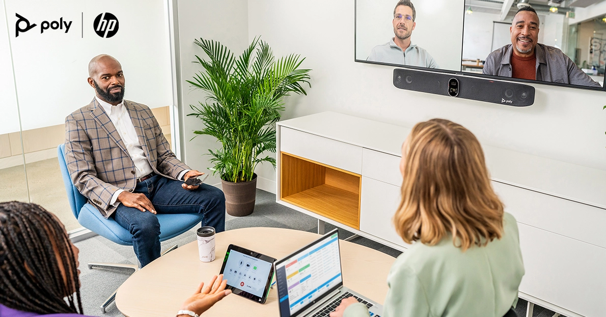 Herstellerfoto 5 Personen in einem hybriden Meeting mit Poly Videokonferenztechnik