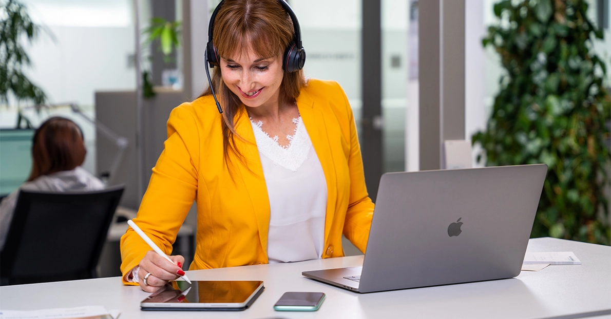 Workflow MacBook Frau Geräte Kompatibilität