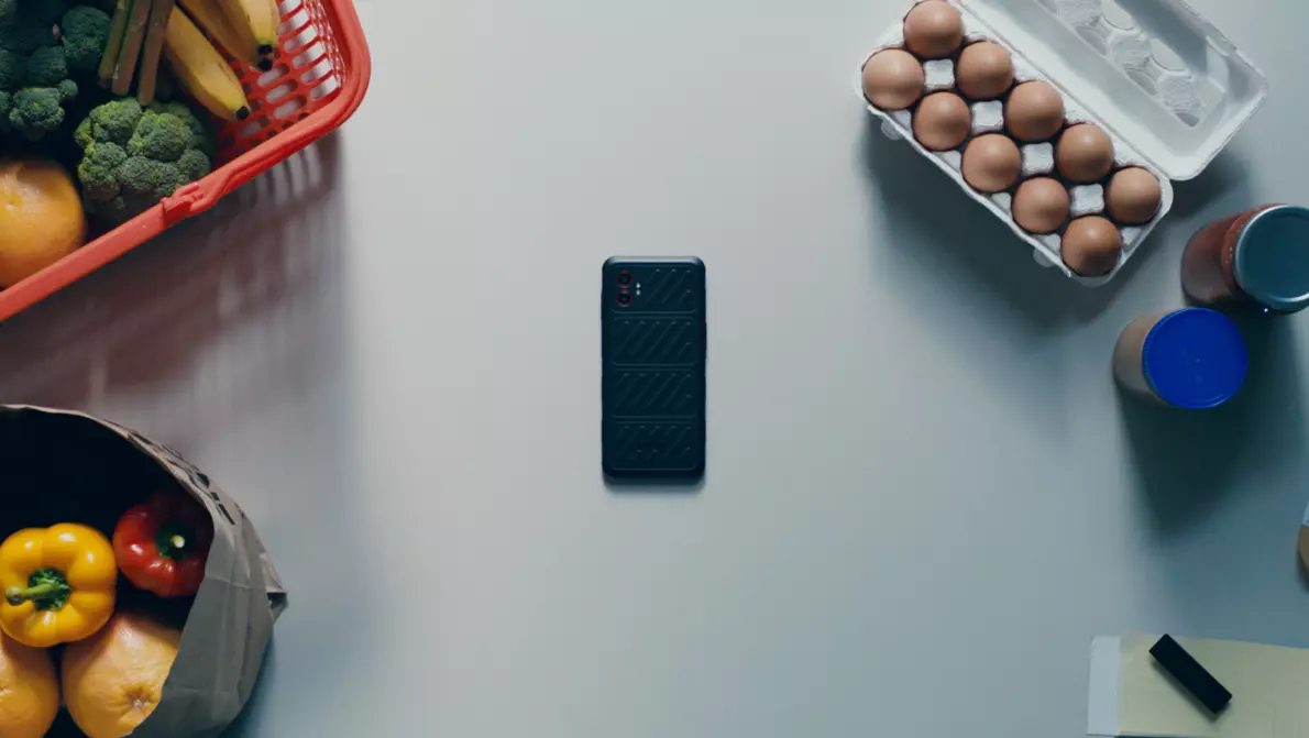 Rugged Devices Use Case Einzelhandel Samsung Smartphone liegt auf Tisch umgeben von Lebensmitteln