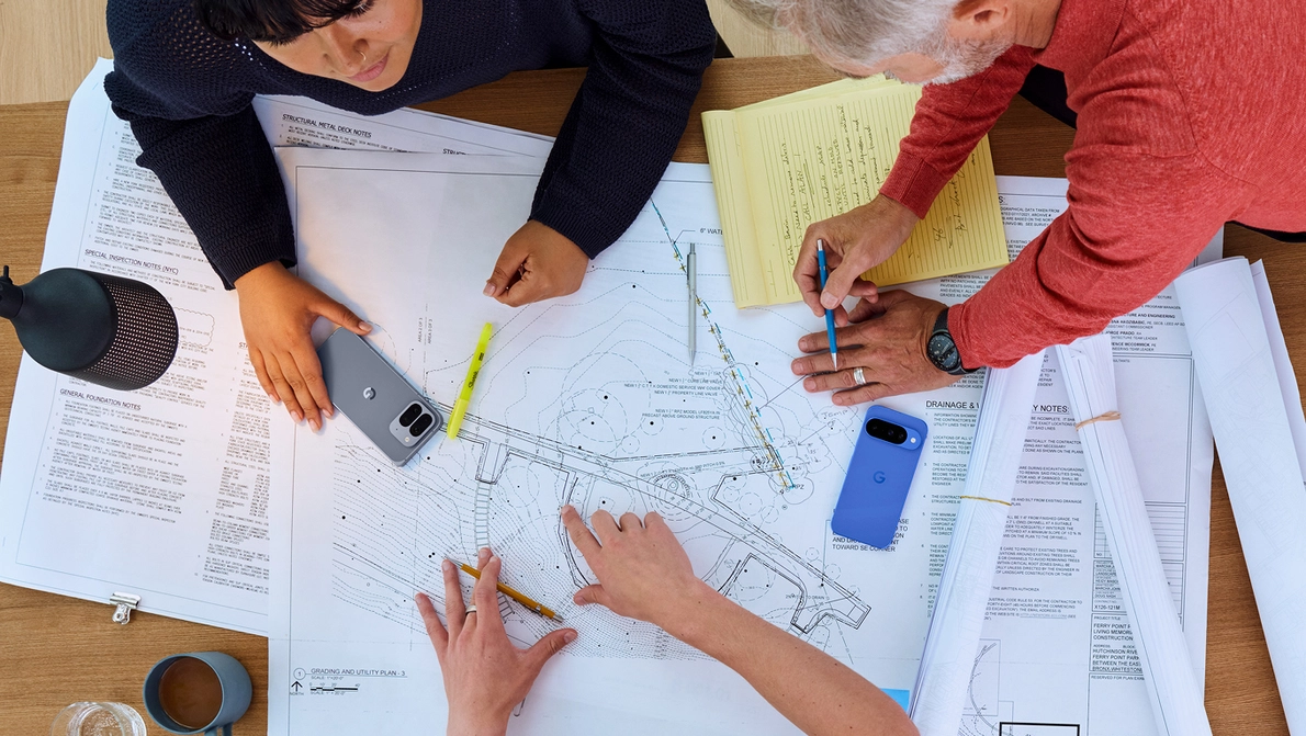 Kollegen planen gemeinsam am Bürotisch