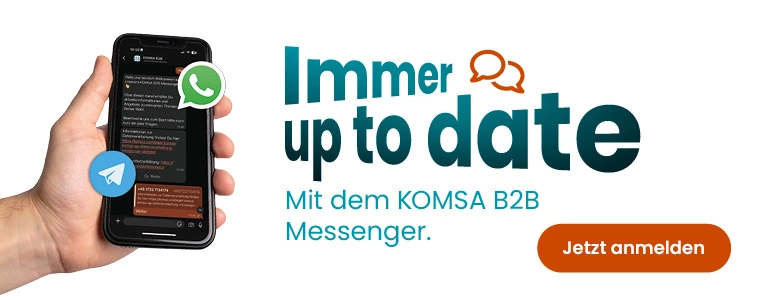 KOMSA B2B Messenger Hand hält Smartphone mit Chatnachrichten ins Bild