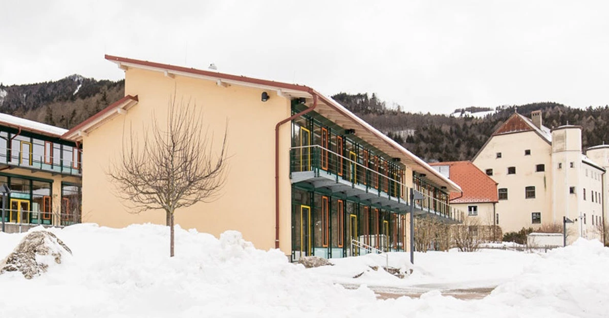 Außenaufnahme des Pädagogischen Zentrums Schloss Niedernfels in Marquartstein, einer unserer Referenzkunde für Jabra Produkte