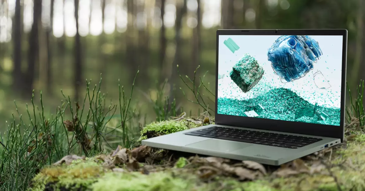 Chromebook aufgeklappt auf Moos in Wald