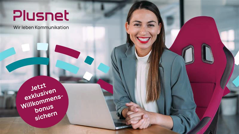 Plusnet Hersteller KOMSA Frau schaut in Kamera und sitzt am Arbeitsplatz