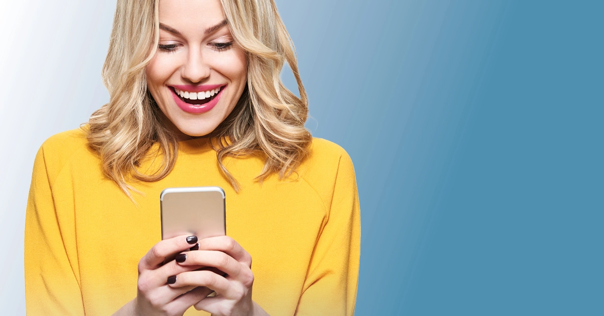 Lächelnde Frau hält Smartphone in Hand