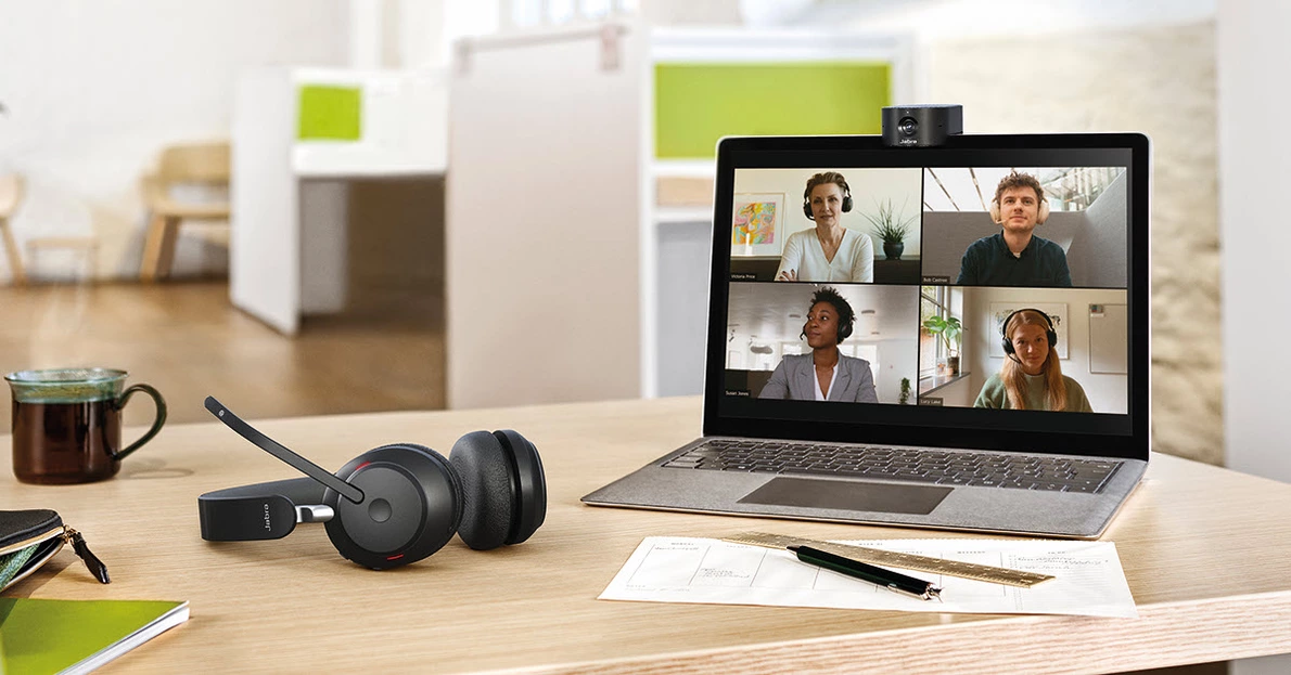 Eine Videokonferenz per Laptop, als Headset kommt das Jabra Evolve2 85 zum Einsatz
