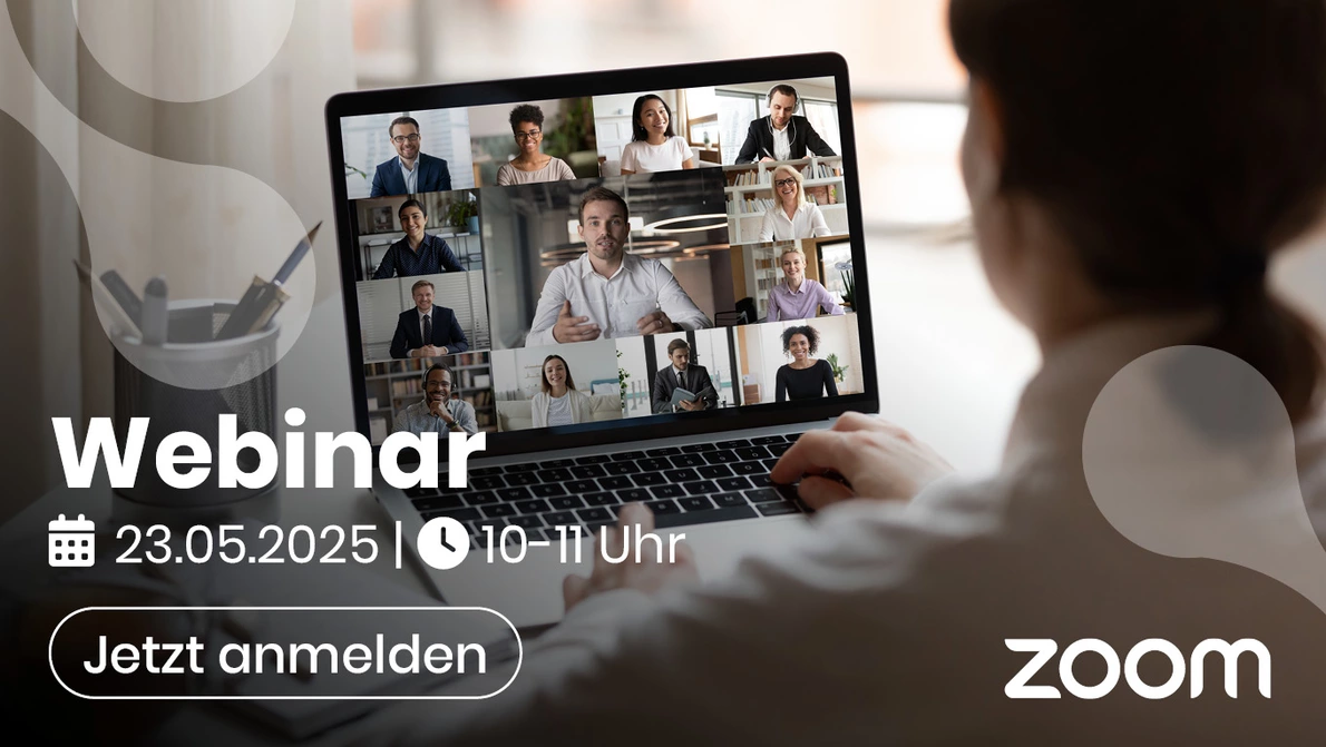 Blick über Schulter von Frau die in einem Zoommeeting ist
