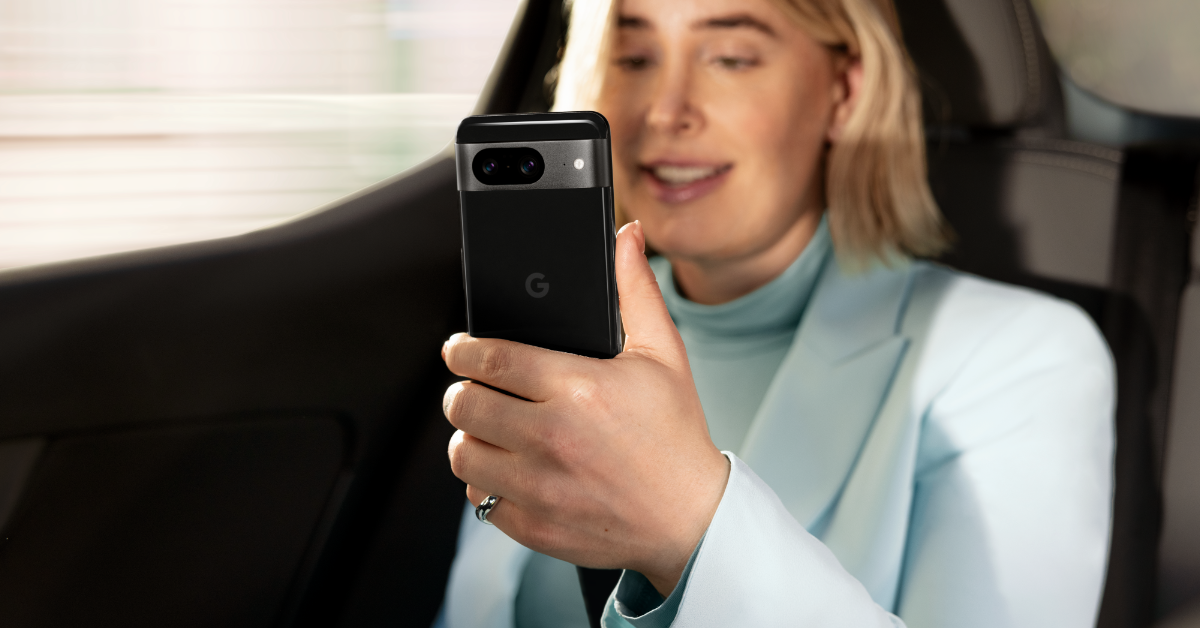 Im Auto sitzend hält eine Frau ihr Google Pixel in der Hand