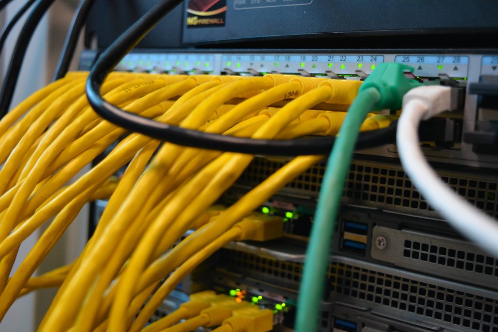 angeschlossene Netzwerkkabel / Patchkabel am Server