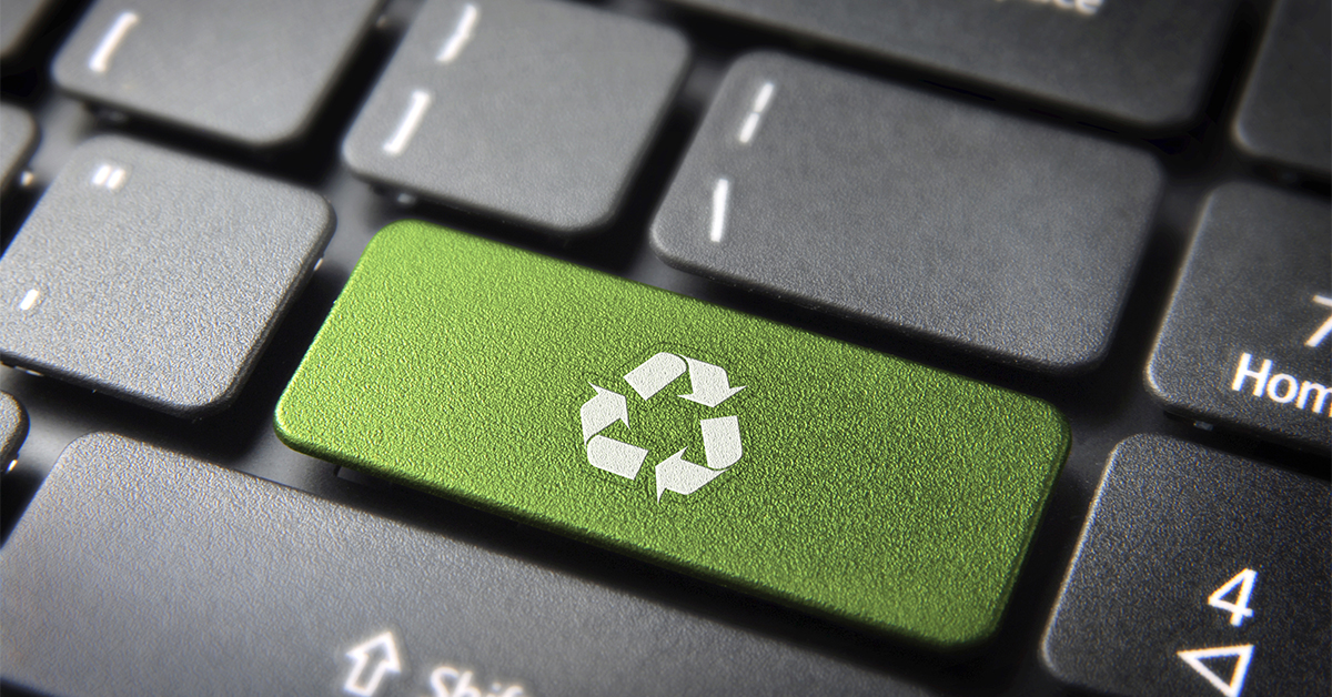 Grüner Button mit Recycling Icon auf Tastatur