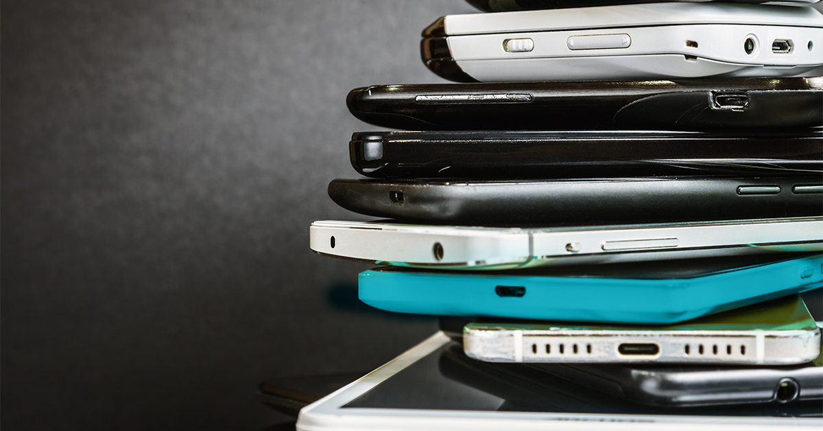 Stapel mit alten Smartphones