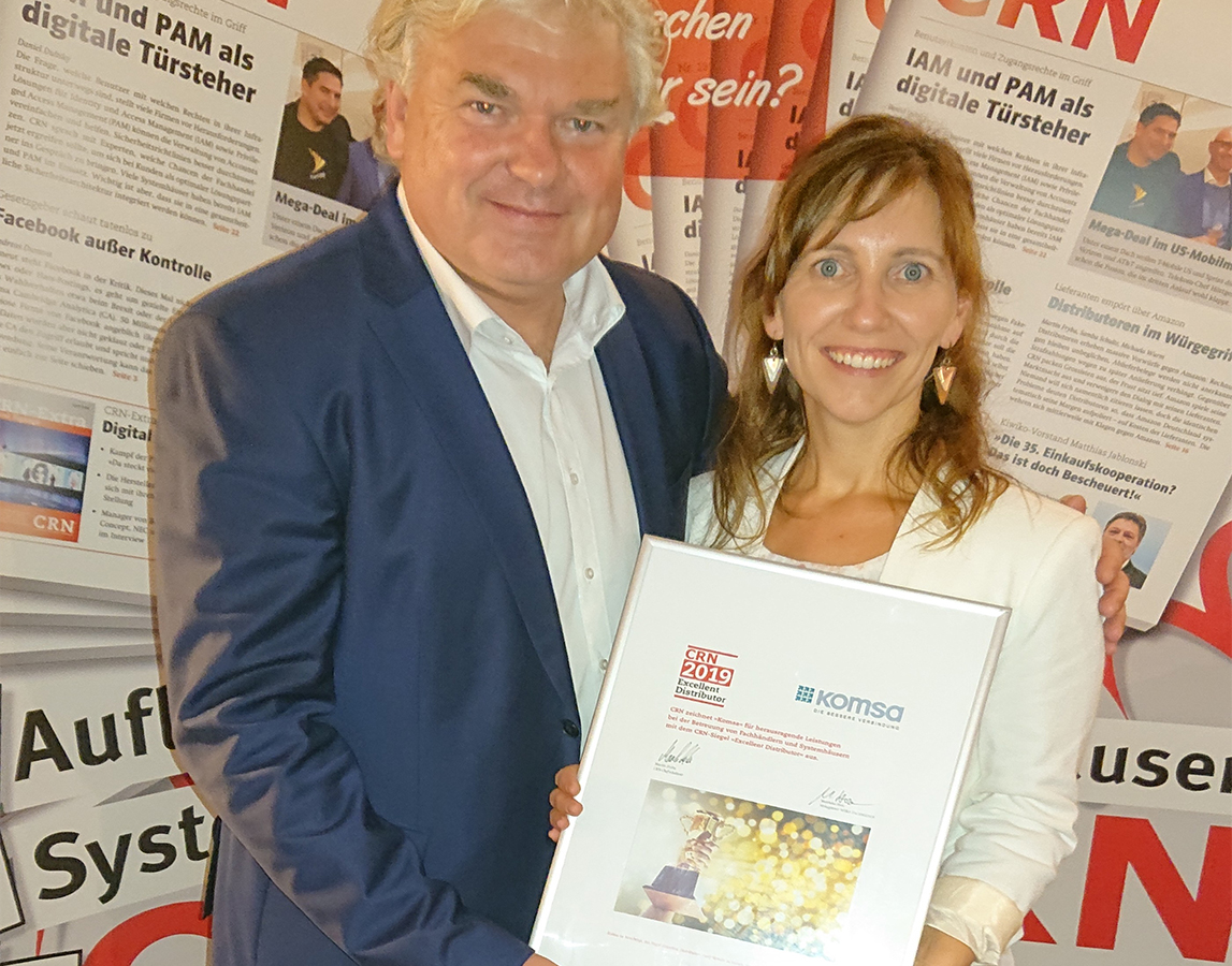 CRN-Chefredakteur Martin Fryba und KOMSA-Sprecherin Andrea Fiedler bei der Preisverleihung in München.