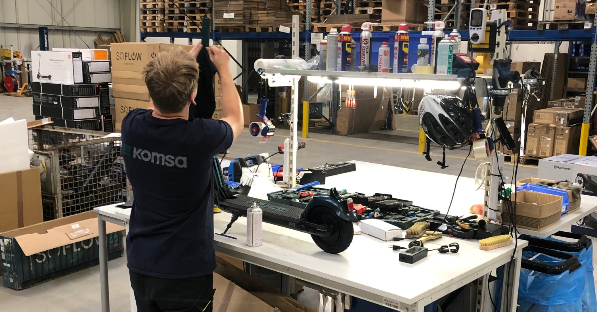 1200x628 Reparatur E Scooter An diesem Arbeitsplatz wird gerade ein E-Scooter geprüft und wiederaufbereitet.