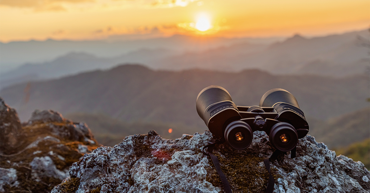 Fernrohr liegt auf Felsen vor Sonnenuntergang Panorama